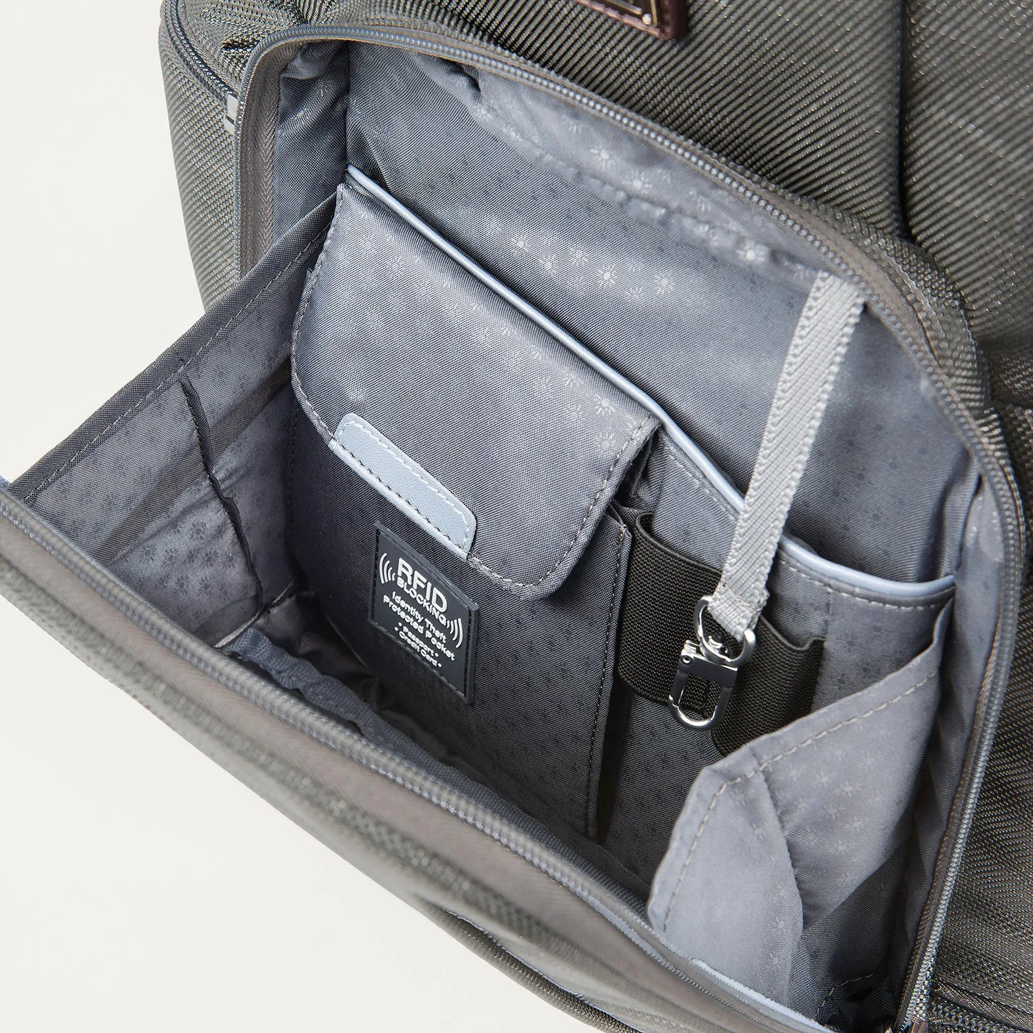 Platinum® Elite Backpack 1.0 / 21" Carry-On Set